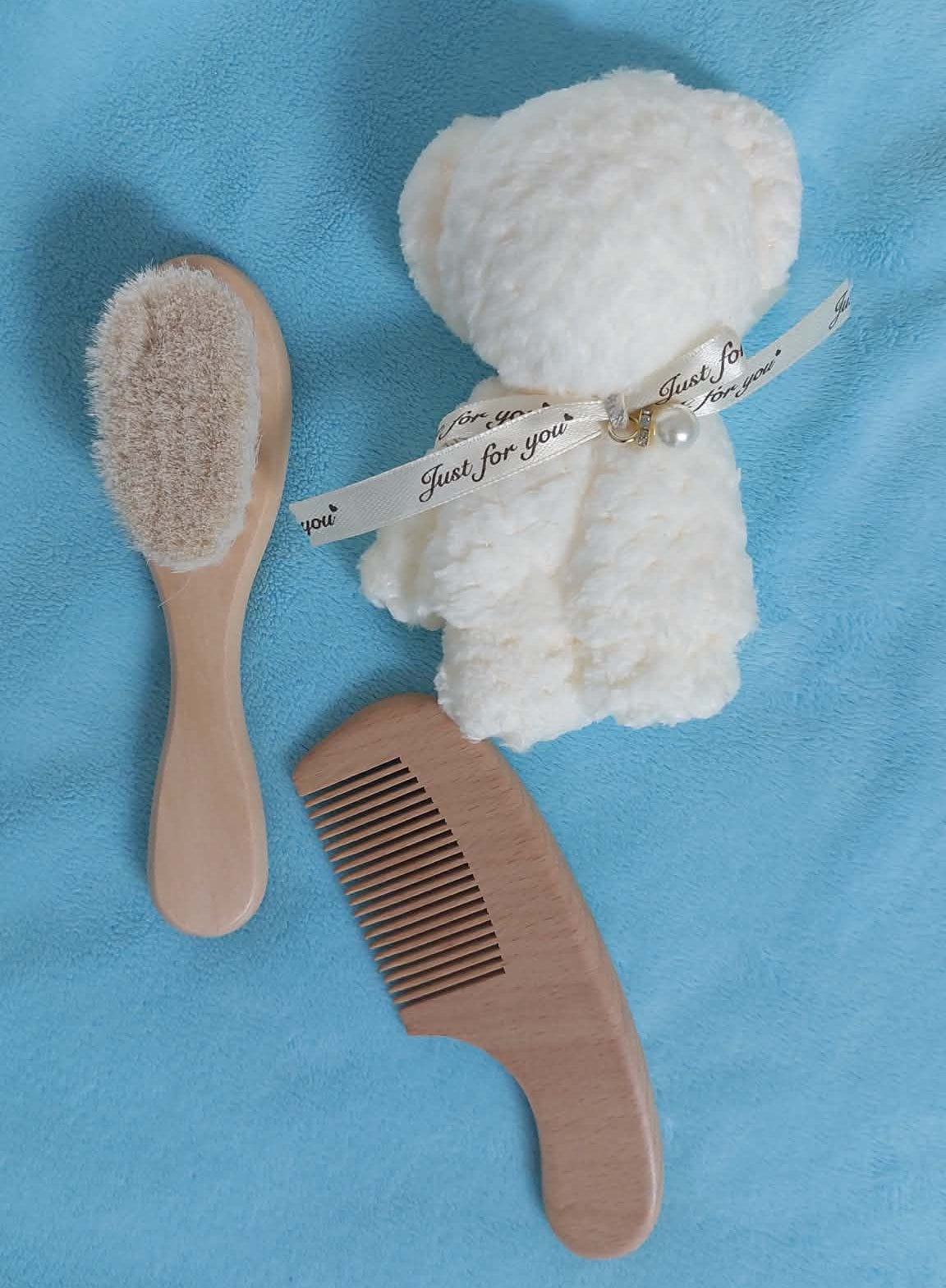 Duo douceur bébé personnalisé – Serviette, peigne & brosse