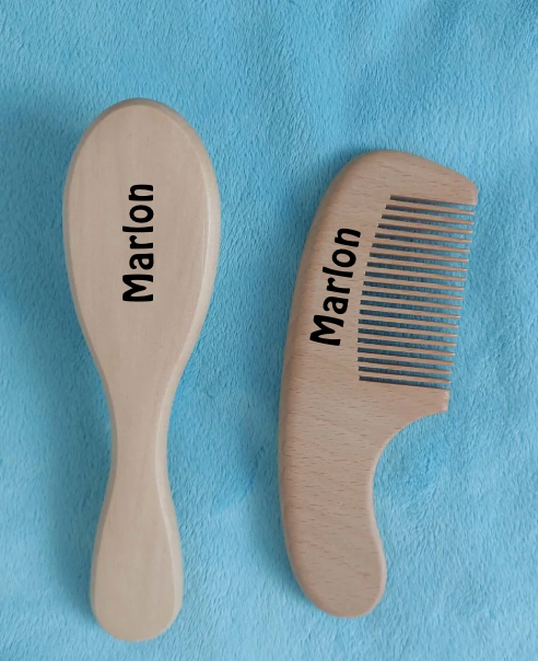 Duo douceur bébé personnalisé – Serviette, peigne & brosse